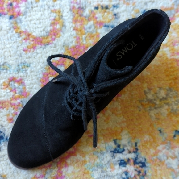 Toms Hyde Classic Suede Lace Up Stacked Wooden Wedge Ankle Booties Black 6 - Picture 8 of 16
